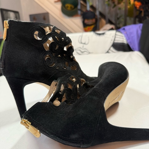 Adrienne Vittadini Elegant Black Cut-Out Heeled Boots - Picture 5 of 16